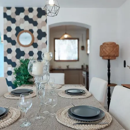 Thais Villa